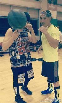 明星乔装路人打球图片,乔装打扮！明星街头篮球场大秀球技