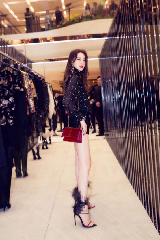 为什么明星要穿高跟鞋,探寻明星为何偏爱高跟鞋的奥秘