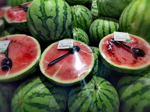 宝宝们吃瓜照片,宝宝们的甜蜜瓜趣瞬间