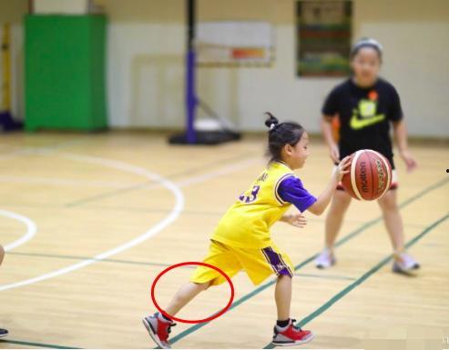 鹿晗约吧大明星图片打篮球,运动风采尽显