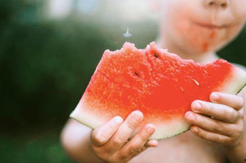 吃瓜被咬,意外遭遇“咬瓜”风波