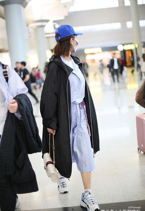 明星风衣机场拍,机场街拍演绎时尚风衣潮流