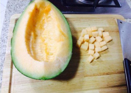 吃哈密瓜喉咙卡,喉咙卡住惊魂一幕